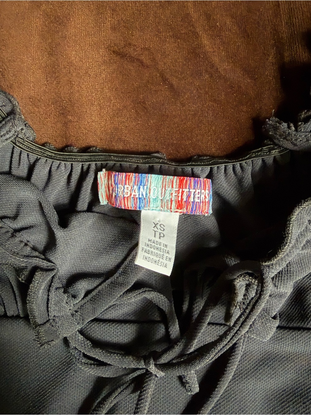 Urban Outfitters Black Tie-Front Puff Sleeve Crop Top - Picture 4 of 10